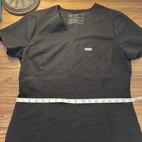 FIGS scrubs ￼ - Picture 8 of 9